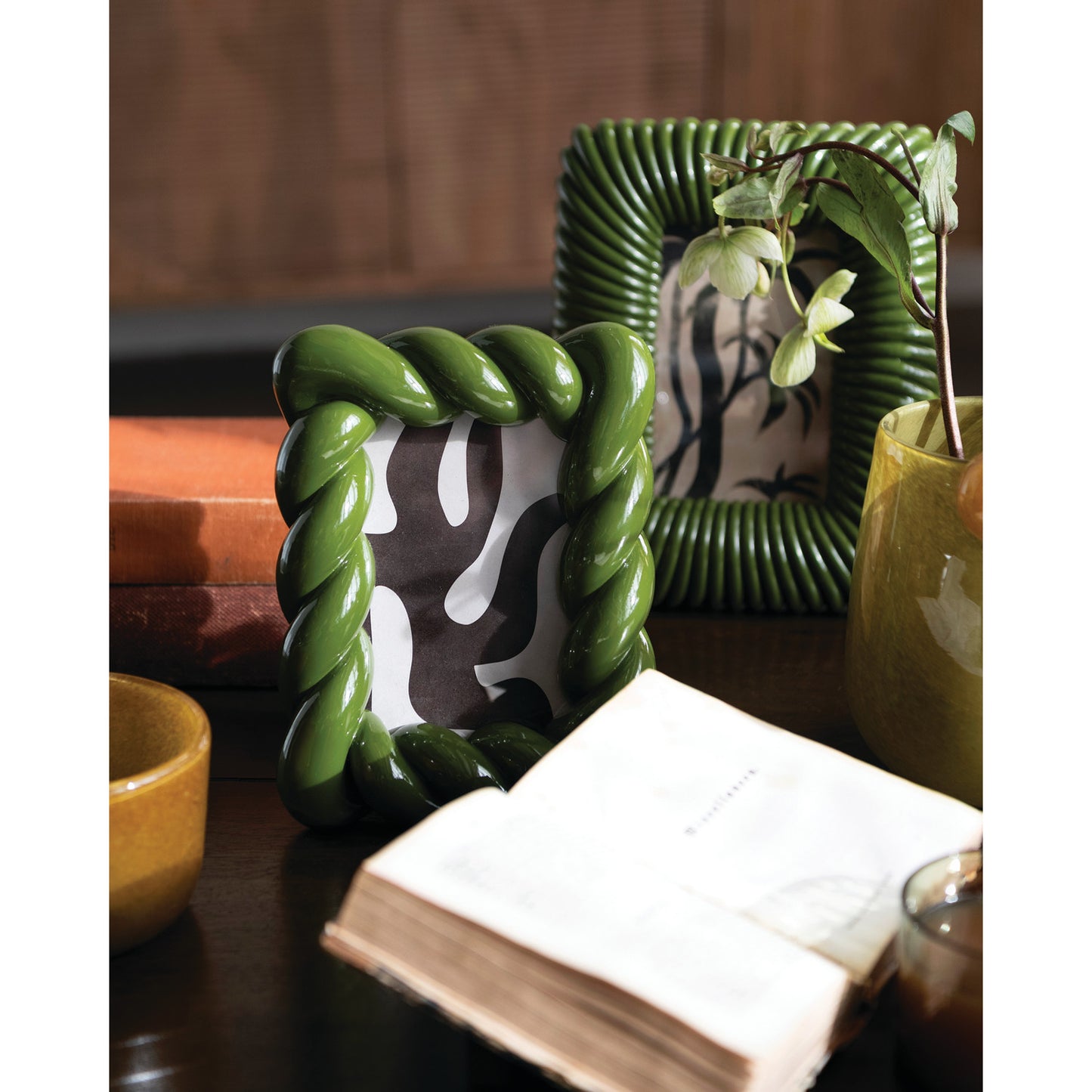 Resin Ribbed Photo Frame (Holds 4" x 6" Photo)